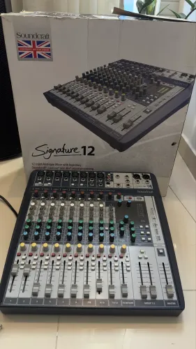 Mesa de som Soundcraft 12 canais 