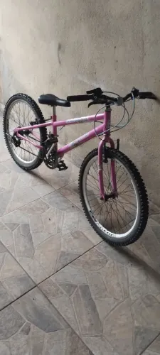 Bicicleta aro 24 está impecável sem uso