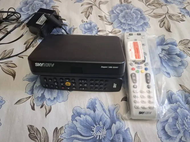 Aparelho sky com 2 controles