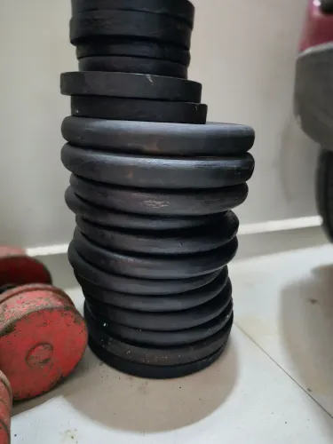 70kg de Anilhas ( 2 de 15kg e 4 de 10kg)
