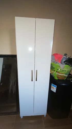serve de guarda roupa e sapateira