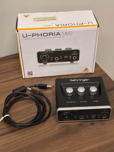Interface de Áudio Behringer UM2