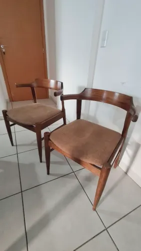 2 Cadeiras de madeira