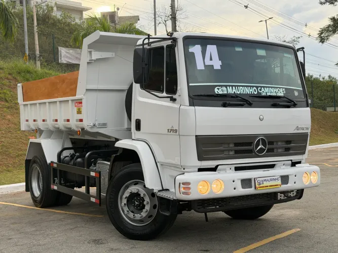 CAMINHÃO 1719 ANO 2014 CAÇAMBA ZERO TOCO COM APENAS 149 MIL KM