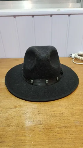 Chapéu Fedora Preto Estilo Boho / Rock - Faixa de Cetim com Caveiras