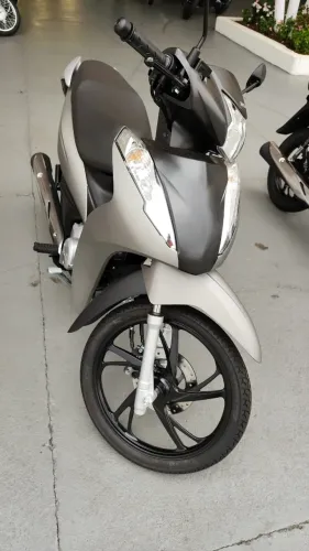so hoje Honda biz  125 2024  cinza / com grafite  freio no pé
