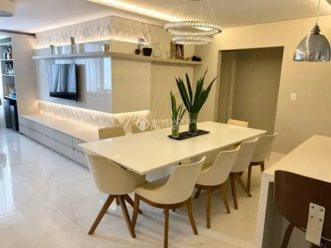 Alugo Apartamento Mobiliado com 3 Quartos, Suíte e Garagem a 400m da Beira-Mar Norte - Cen