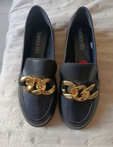 Mocassim preto beira Rio 