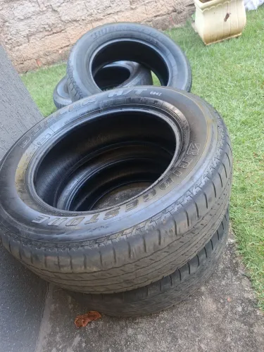 Pneu 265/60/18 Bridgestone Dueler - 04 Usados R$ 170,00 cada.