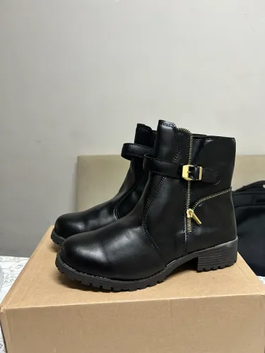 Vende-se: bota feminina