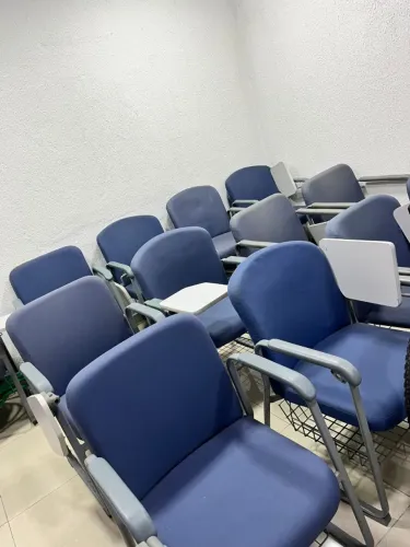 Cadeiras estofadas reforçadas com apoio para escrita