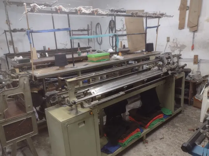 Máquina retilínea coppo PST 10 de corrente 1 60 em ótimo estado valor 3.000,00