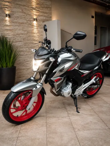 Moto Honda 250cc 2018 em ótimo estado bem conservada e documentação OK