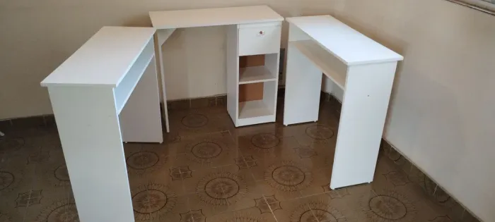 Conjunto de três mesas pôr 250 reais.