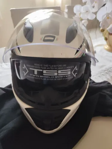Capacete usado só alguma vez sem marca de uso preço 900 reais