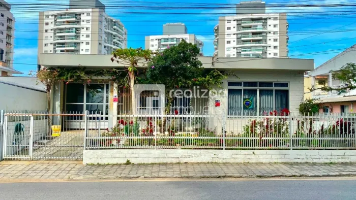 Casa semimobiliada com 3 dormitórios e amplo espaço em Barreiros - São José