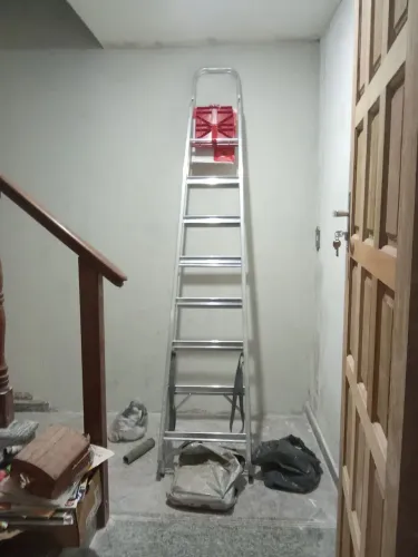 Aluga de apartamento no primeiro andar.