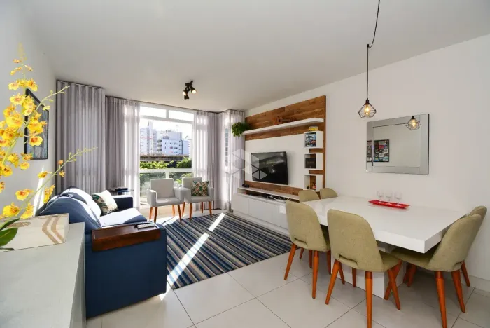 APARTAMENTO SEMIMOBILIADO COM 3 QUARTOS SENDO 1 SUÍTE PRIVATIVOS À VENDA NO CENTRO DE FLO