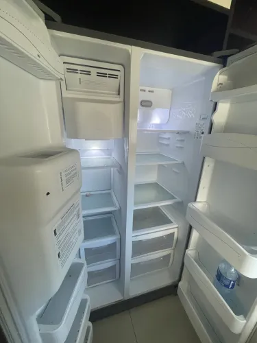 Geladeira Eletrolux- freezer e refrigerador com dispenser de água e gelo