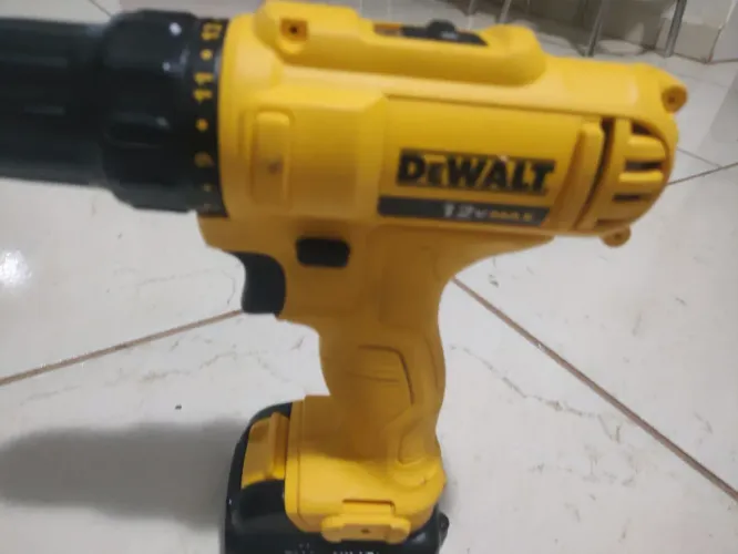 Parafusadeira furadeira Dewalt 12v bivolt nova