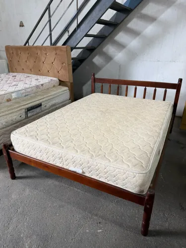 Cama de casal de madeira