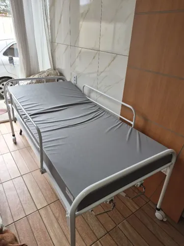 VENDO CAMA HOSPITALAR NOVA COM COLCHÃO INCLUSO 1 DIA DE USO