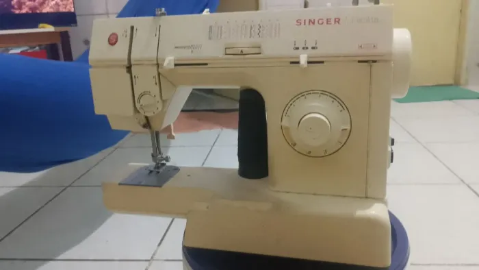 Máquina de costura elétrica Singer