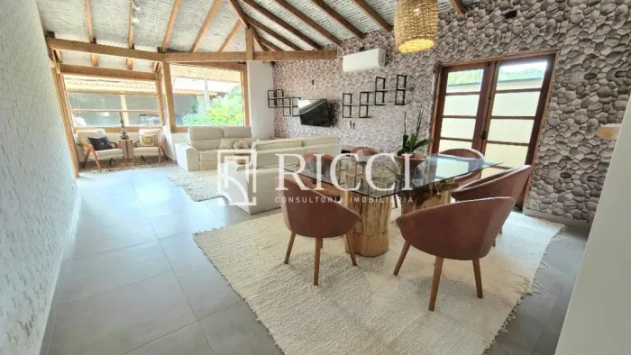 Casa Retrofitada à Venda em Condomínio de Luxo no Guarujá