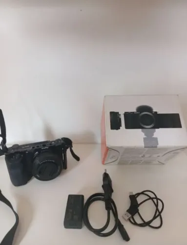 Câmera Sony ZVE10 + Smallrig + Kit de limpeza + cartão de memória