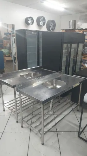 Mesa com cubas