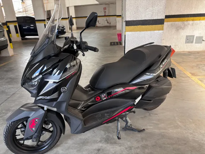 Xmax modelo Darth Vader série especial