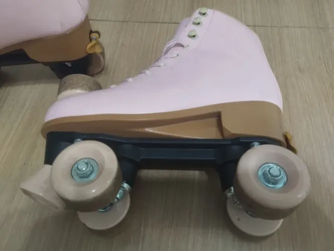 Patins em couro cor de Rosa, muito bem conservado.