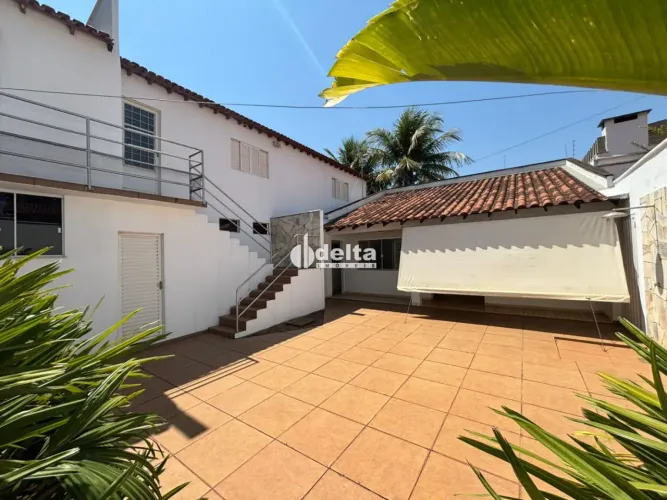 Casa residencial ou comercial disponível para locação no bairro Jardim Karaíba em Uberlând
