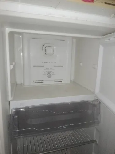 Vendo geladeira Electrolux com defeito