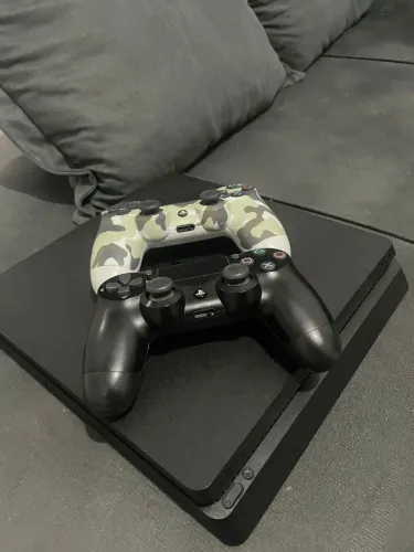 Playstation 4 slim, 1 TERA GB, 2 controles um original, Jogos God of war e FIFA.