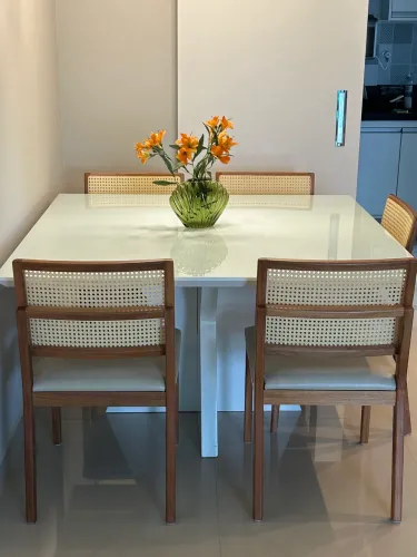 Mesa de jantar sem cadeiras