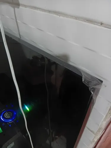Vendo televisão com defeito