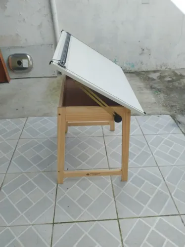 Mesa de Desenho Regulável em Madeira + Compartimento
