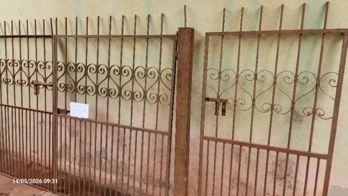 CONJUNTO DE GRADES TIPO PORTÃO DE GARAGEM E PORTÃO SIMPLES DE ENTRADA DE FERRO MACIÇO