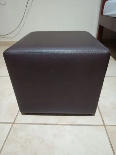 Puff em curvin marrom, 35x35x35 (altura x largura x comprimento) 