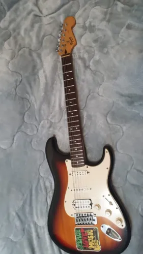 Guitarra Seymour duncan ponte e single braço duplo Squier Strato chinesa - acompanha Bag