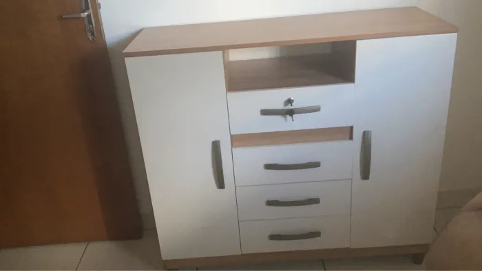 Cômoda 4 gavetas 2 portas