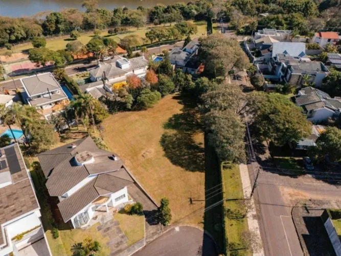Terreno com 1742 m² à venda no Condomínio Lago Dourado em Cascavel/PR