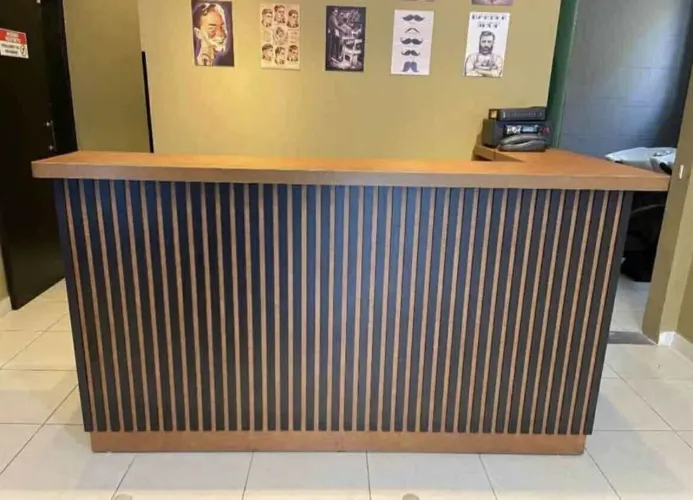 BALCÃO DE RECEPÇÃO PREMIUM EM L - MARCENARIA SOB MEDIDA