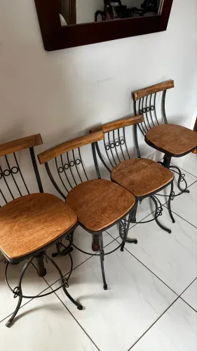 Jogo com 4 Banquetas Rústicas em Ferro e Madeira - Giratórias