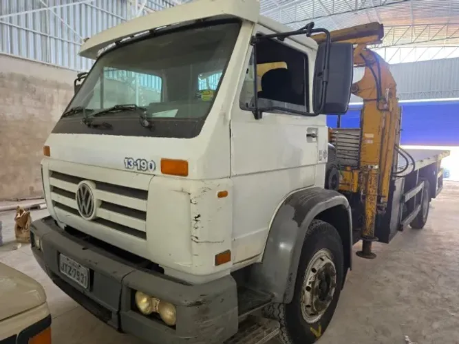 Volkswagen 13.180 2001/2002 Branca + Guindaste Munck 6 Toneladas