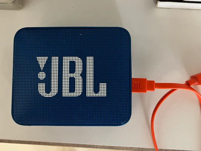 VENDO ESTA CAIXA DE SOM JBL GO 4 ORIGINAL E BLUETOOTH NOVA CAIXA 