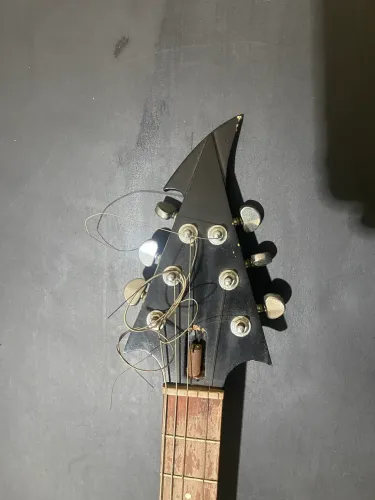 Guitarra Explorer Metallica - Luthier