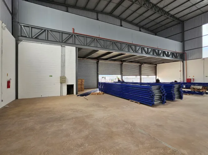 Galpão logístico de 1.400m² com docas, pé direito de 12m e renda garantida de R$ 35 mil/mê