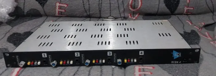 API 3124 + 4 Channel Preamp Mic Pré Amplificador 